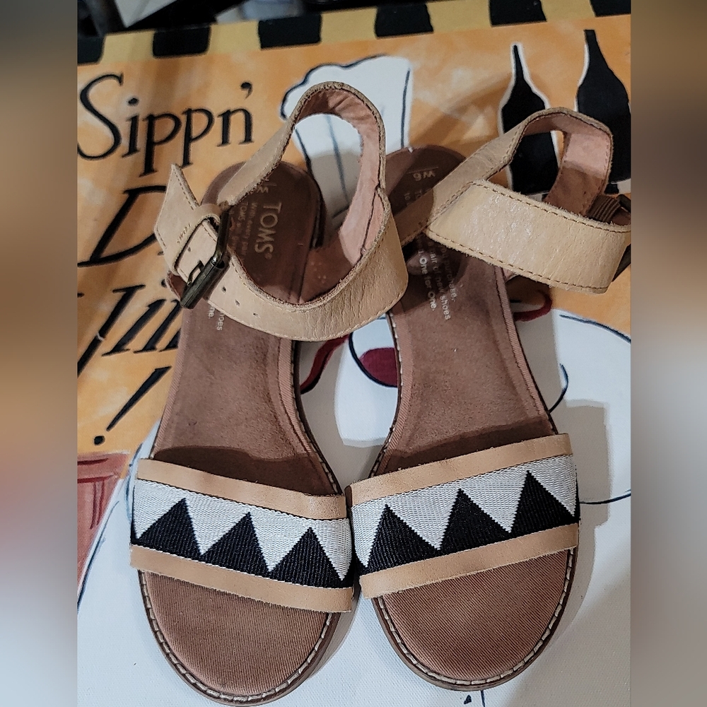 TOMS Women's Tan and‎ Black Sandals